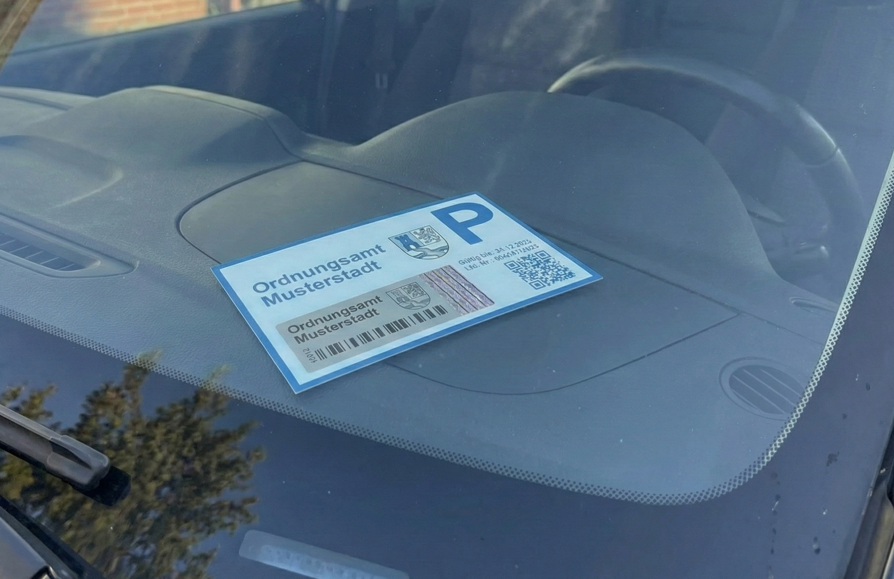 Parkausweise gegen Kopien sichern: Warum Behörden jetzt auf Hologramm-Siegel setzen.